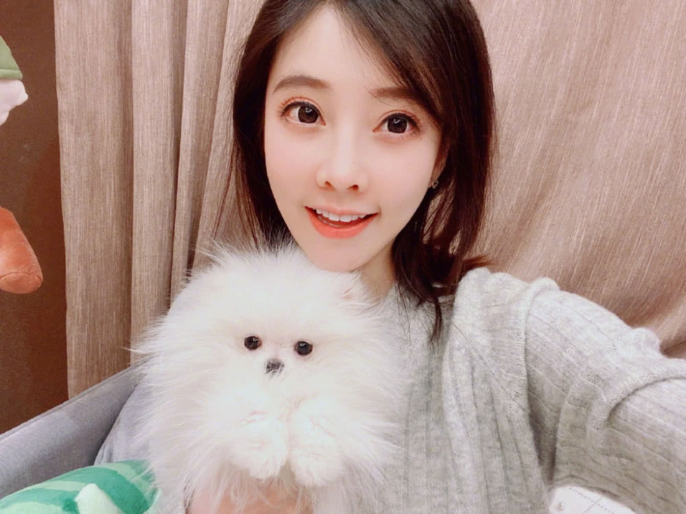 冯提莫将头发直接放下来，简单又有淑女范！