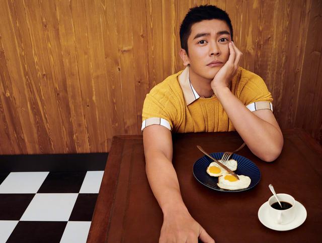 杜江霍思燕合体拍杂志写真,夫妻俩俏皮互动,甜蜜爆棚