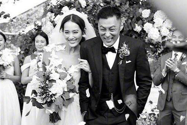 余文乐发福什么样 胡子变白似老头和小7岁娇妻对比明显