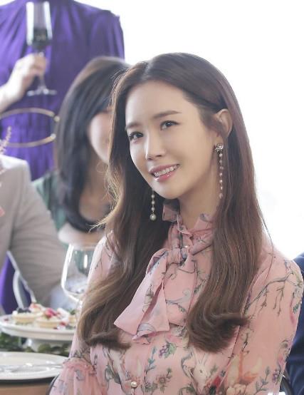 李多海近照曝光,网友直呼像换了脸,没有以前漂亮!