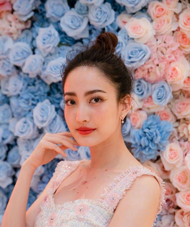 泰国女星Taew太优雅了,粉色连衣裙充满少女心,身材和气质全在线
