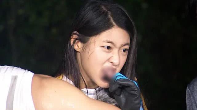抓住一个吃蝙蝠的明星!吃完后还满脸享受,称味道很香很好吃!