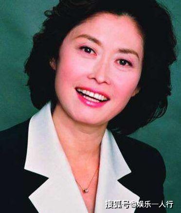 曾花三年考研究生,33岁才进央视,低调嫁富商生一女却嫁洋老公