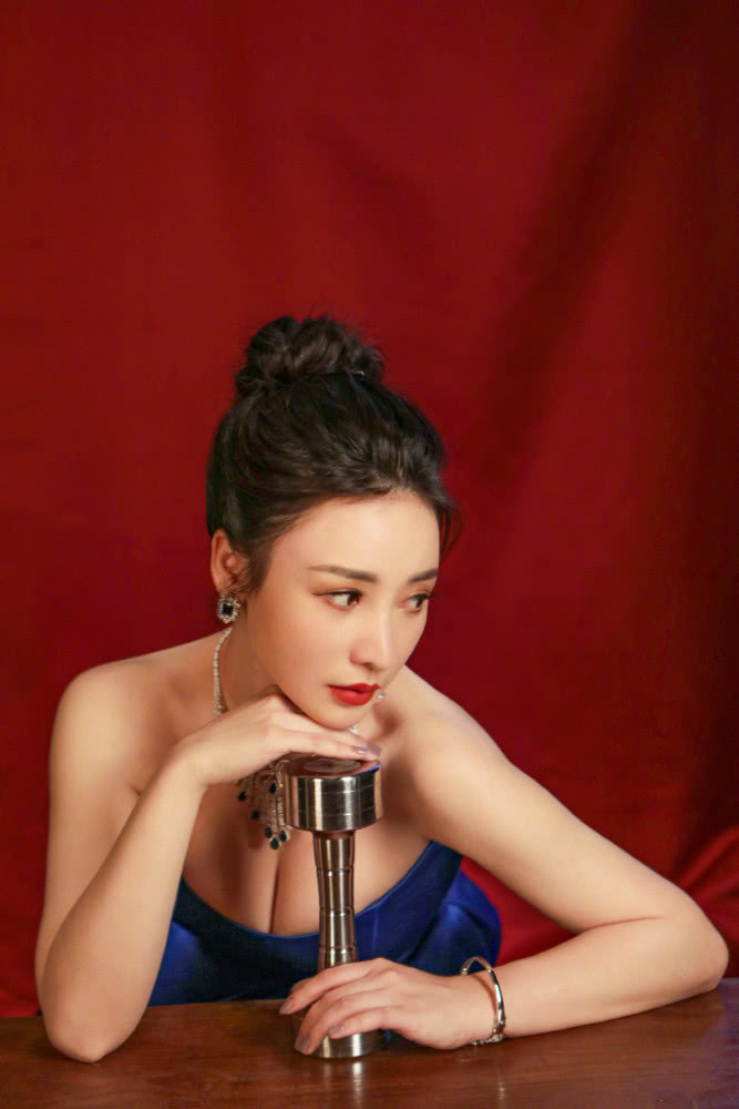 当柳岩遇上徐冬冬，仗着身材丰满挑战抹胸裙，谁更火辣