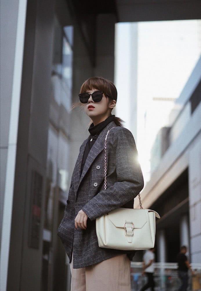 清新脱俗的初春穿搭,简单百搭还不挑人,甜甜的感觉真的好舒服!