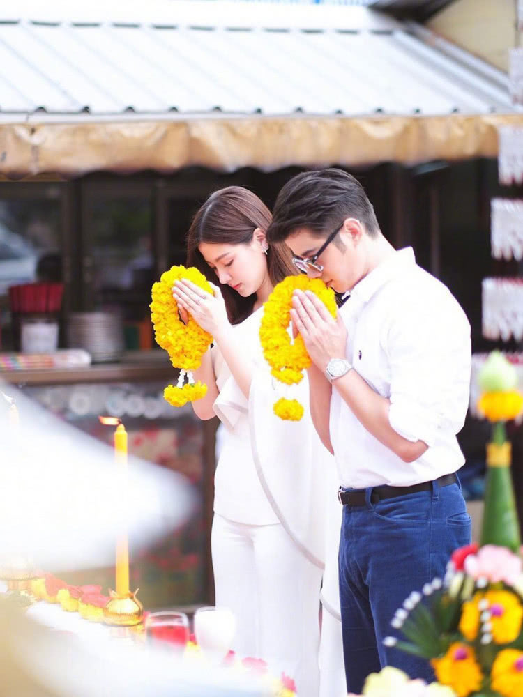 《初恋这件小事》后再合作，小水斜肩造型优雅，马里奥却变油腻？