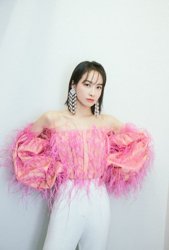 宋茜抹胸裙气质太好,天鹅颈露出来时也太优雅了吧