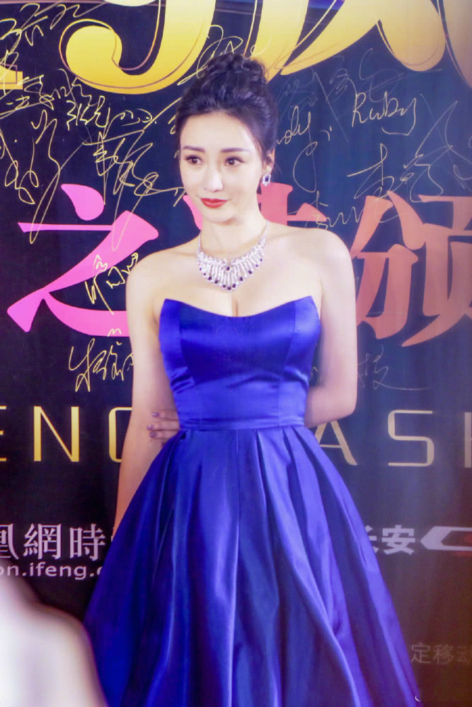 当柳岩遇上徐冬冬，仗着身材丰满挑战抹胸裙，谁更火辣