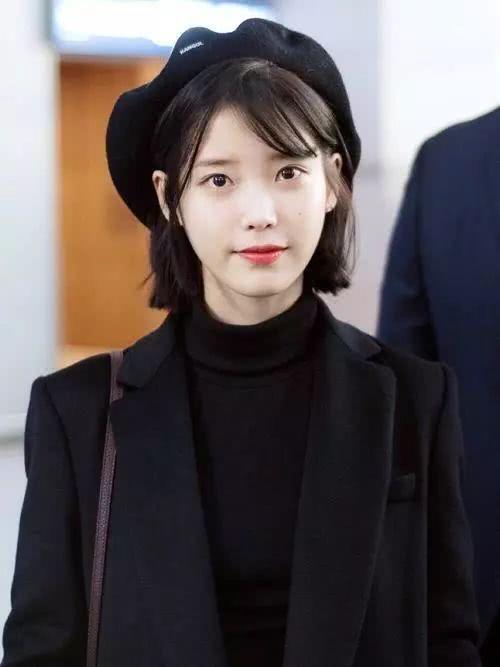 李知恩穿浅蓝色毛衣搭百褶短裙，凸显一双笔直大长腿，少女感十足