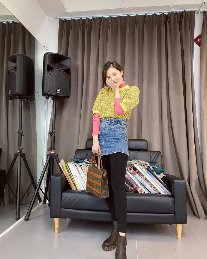 泫雅秀新私服，穿豹纹款短袖搭粉色长袖，搭配还是那么时髦！