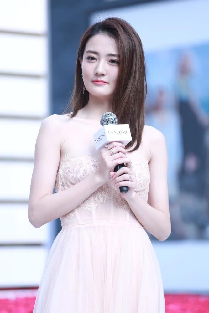 徐璐穿一袭抹胸连衣裙现身活动,高级又时髦