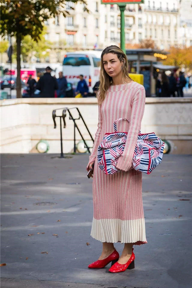 欧美街拍:潮女早春爱穿“奶奶鞋”,搭配裙子裤子好看舒适又时尚