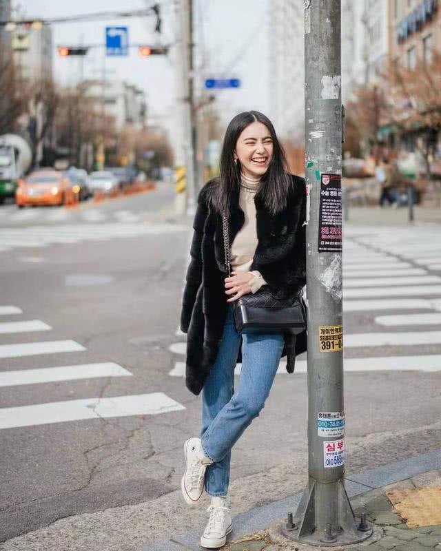 MAI身高175又不失凹凸感,穿牛仔裤配老气皮草竟然很减龄