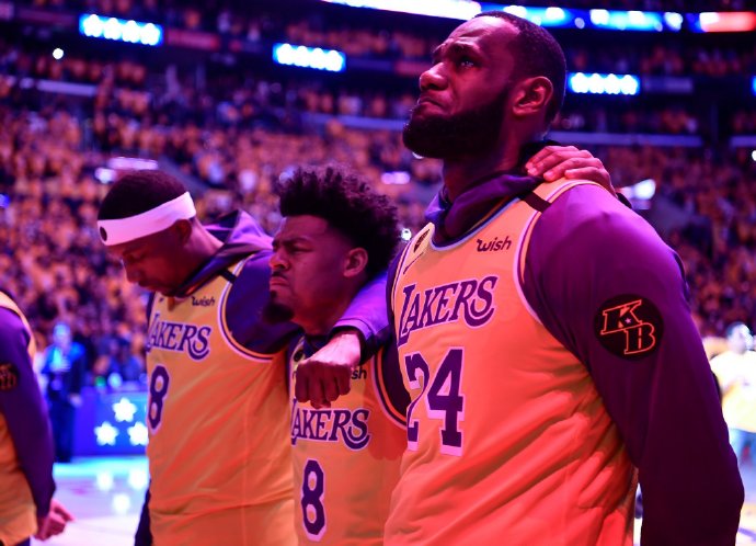 心碎！瓦妮莎缺席科比悼念仪式，家中独自观看落日，悲痛无人能替