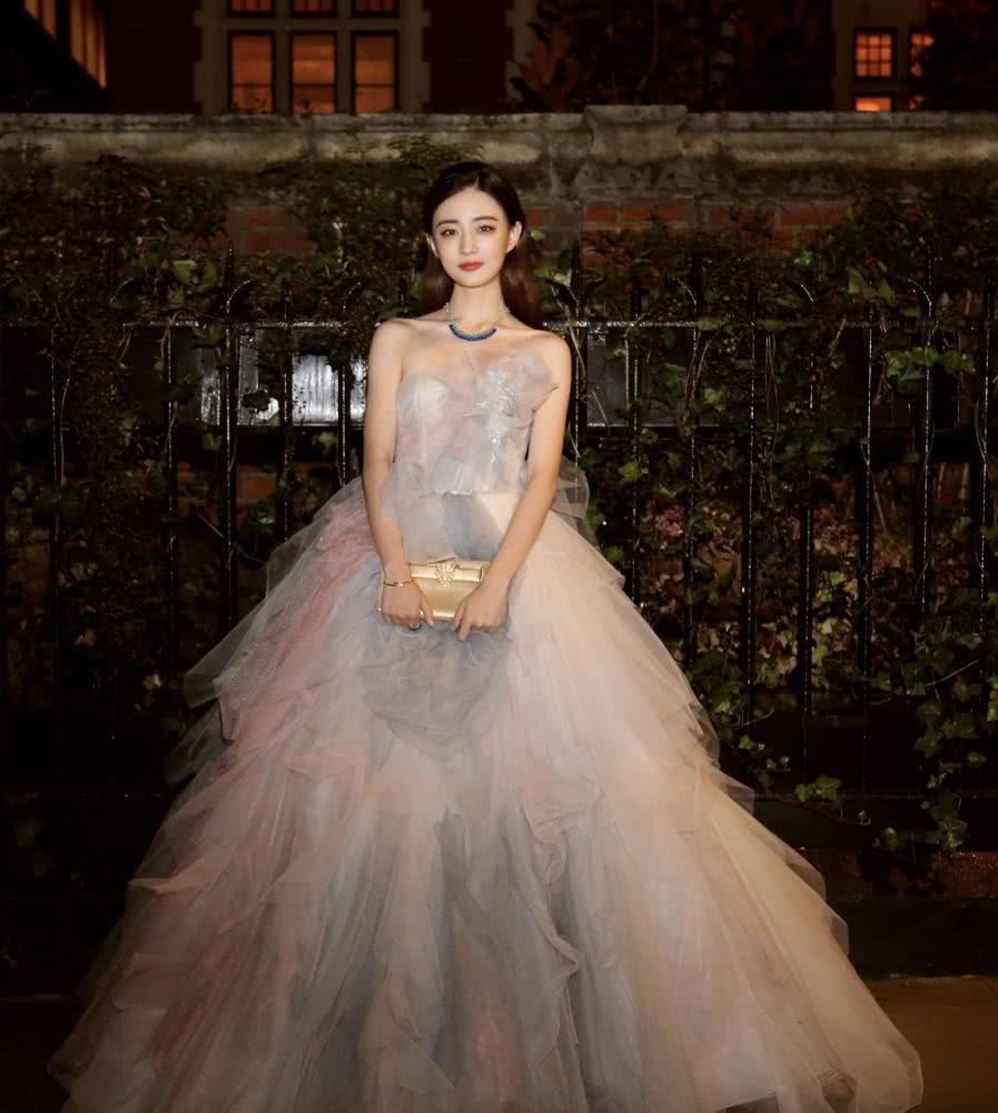 徐璐穿一袭抹胸连衣裙现身活动，高级又时髦