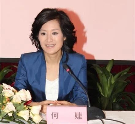 48岁著名主持人，靠第一任妻子出道，如今走红抛弃妻子爱新欢