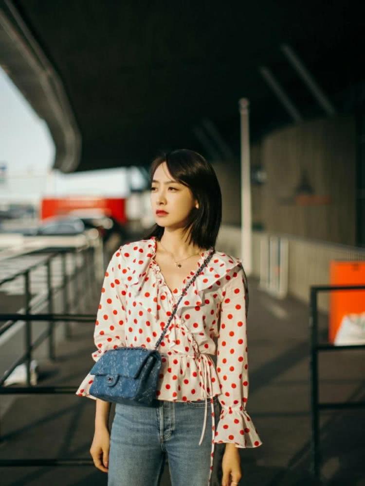 宋茜紫色波点上衫太吸睛,怪不得能逆袭小奶狗