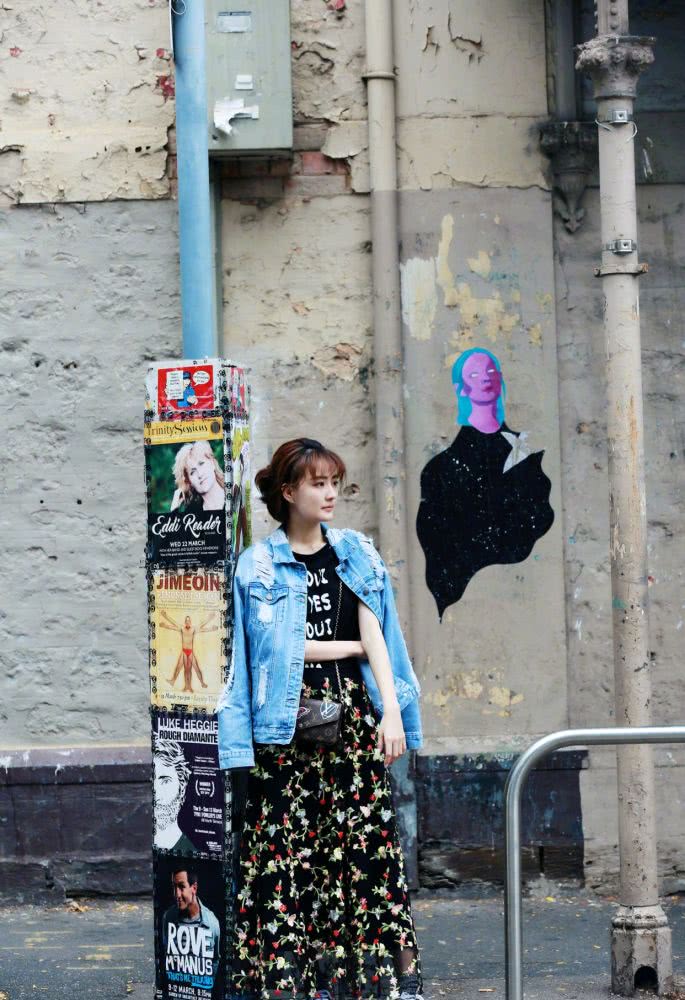 徐璐身穿一袭红色连衣裙配精致耳环,美得像盛开的玫瑰