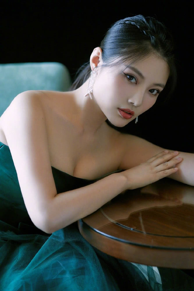 当柳岩遇上徐冬冬，仗着身材丰满挑战抹胸裙，谁更火辣