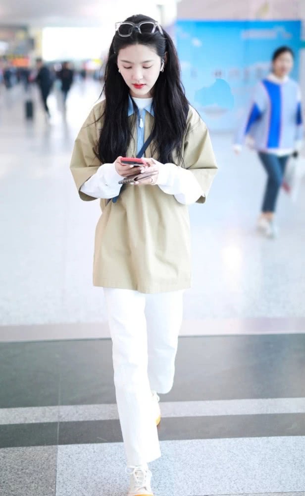 高颜值的章若楠笑容太治愈了,不过她的穿搭更是教科书级别