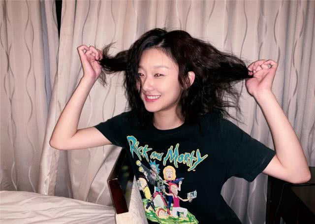 大学季一年级与灿烈互喂薯片袁雨萱，私下是个穿着率真的个性女孩