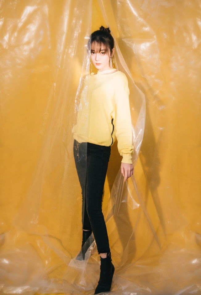 迪丽热巴穿这裤子腿比95斤的还细,身材太好