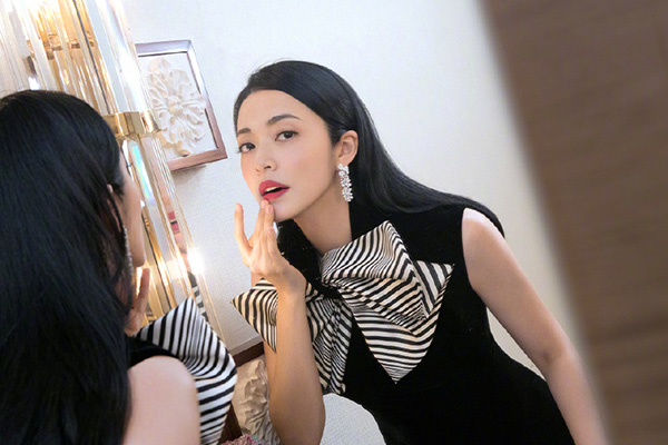 姚晨转发求助信息是怎么回事 回应买热搜又引争议了