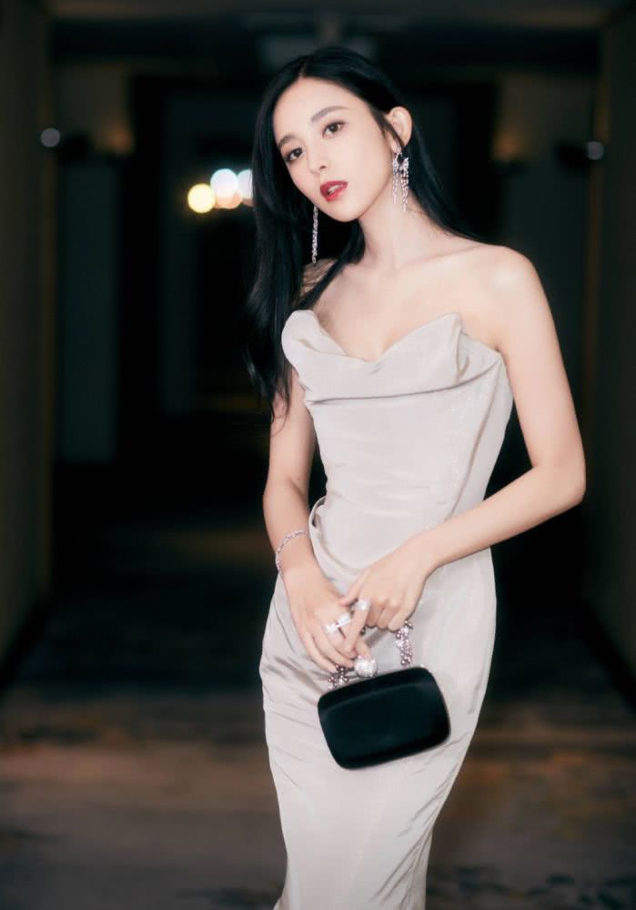 古力娜扎穿玫瑰刺绣薄纱裙亮相红毯,气质艳压全场