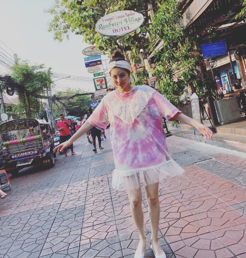 金泫雅穿紫色卫衣配白色半裙,28岁笑容清新甜美