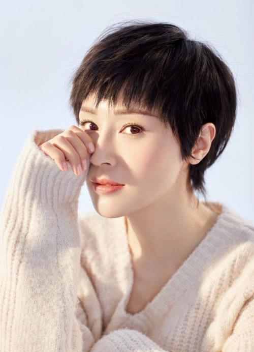 她是《步步惊心》里八福晋,一副不起眼的耳钉,也能彰显非凡气质