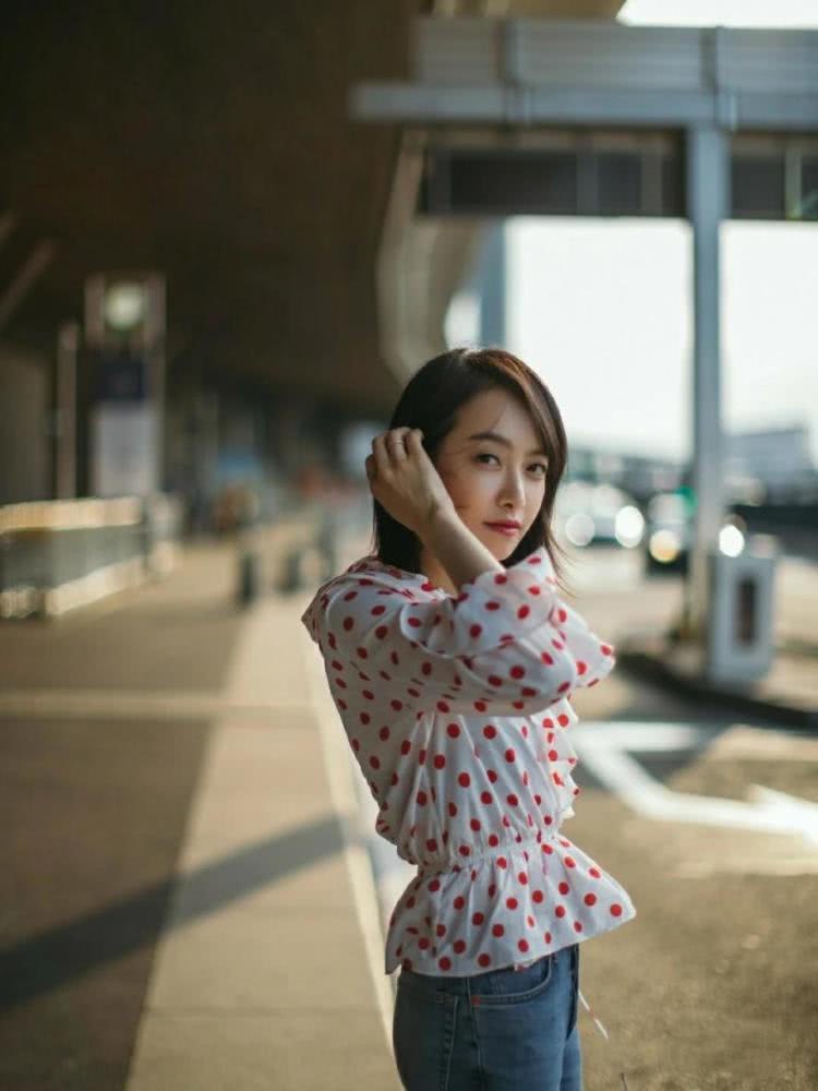 宋茜紫色波点上衫太吸睛,怪不得能逆袭小奶狗