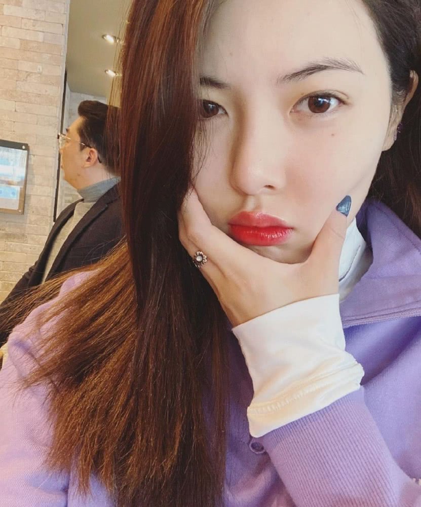 金泫雅穿紫色卫衣配白色半裙,28岁笑容清新甜美