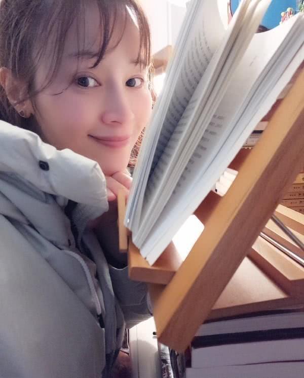 她是《步步惊心》里八福晋,一副不起眼的耳钉,也能彰显非凡气质