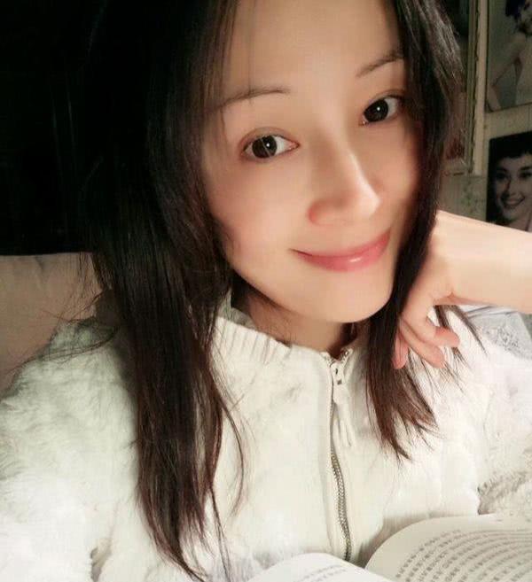 她是《步步惊心》里八福晋,一副不起眼的耳钉,也能彰显非凡气质