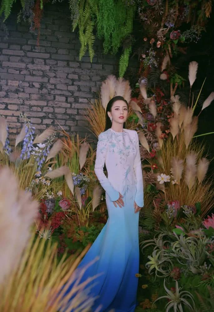 佟丽娅新造型太抢镜,一袭刺绣鱼尾礼服端庄优雅,侧身凹凸感好强