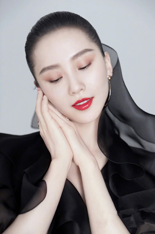 刘诗诗时尚大片秀造型，将头发扎起涂红唇显英气！