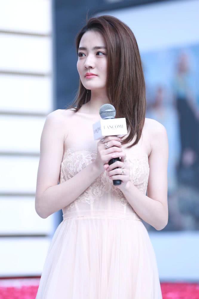 徐璐穿一袭抹胸连衣裙现身活动，高级又时髦