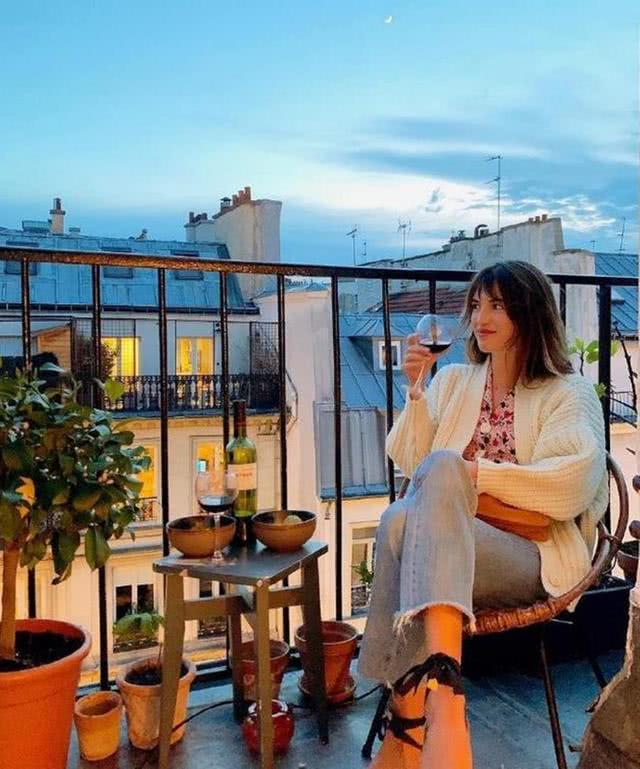 简单的毛衣也能搭出花?看看时尚博主的大秀,春天就该这么穿