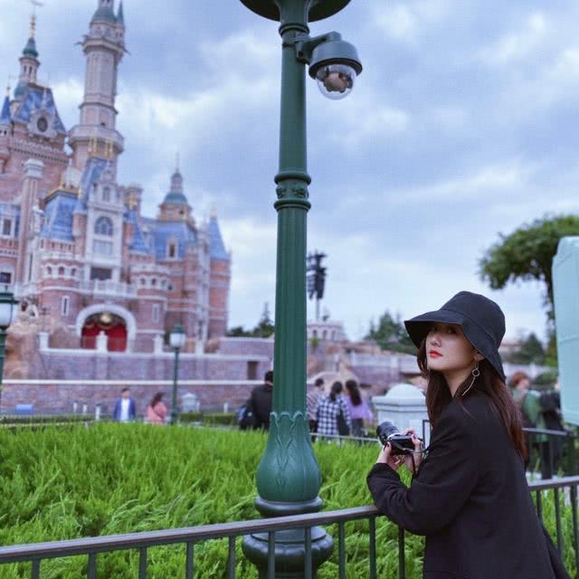 大学季一年级与灿烈互喂薯片袁雨萱，私下是个穿着率真的个性女孩