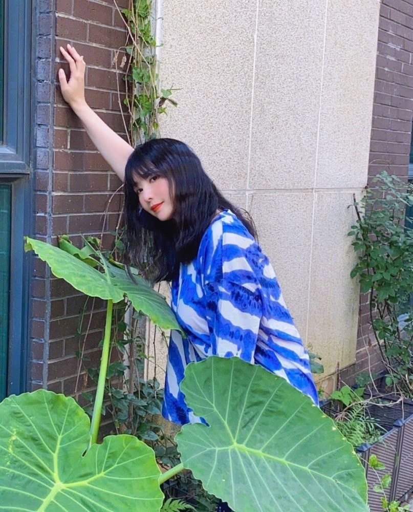 柳岩宅家私服照曝光,T恤衫配奶奶最爱的花裤子太接地气