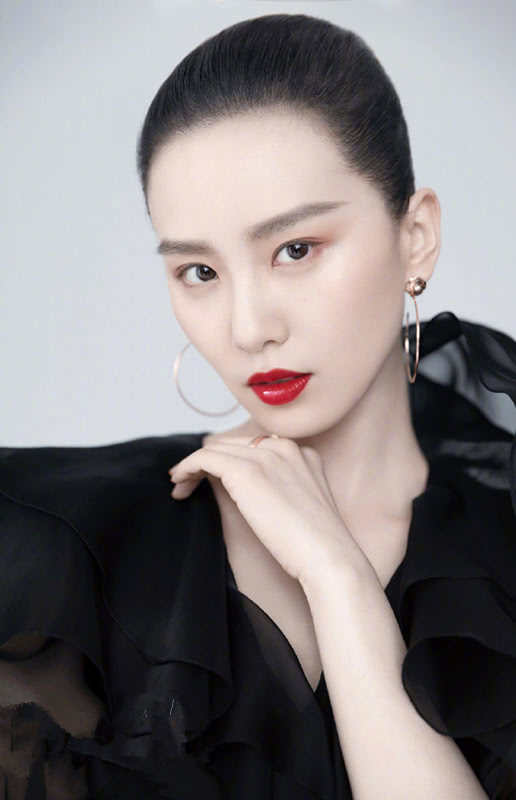刘诗诗时尚大片秀造型，将头发扎起涂红唇显英气！