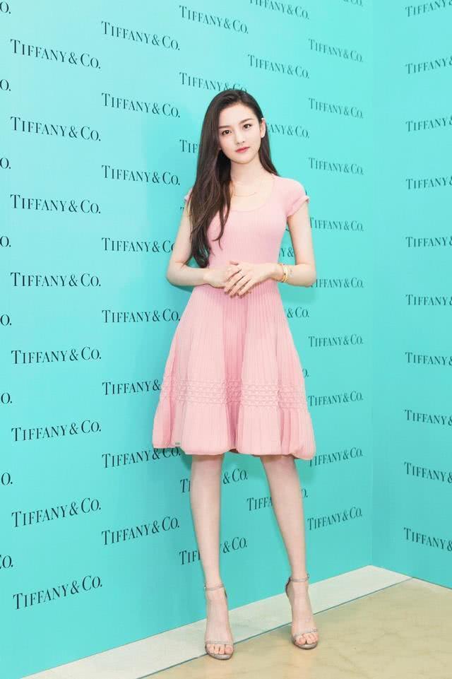 宋祖儿高跟鞋搭配黑色吊带连衣裙，依旧少女感十足