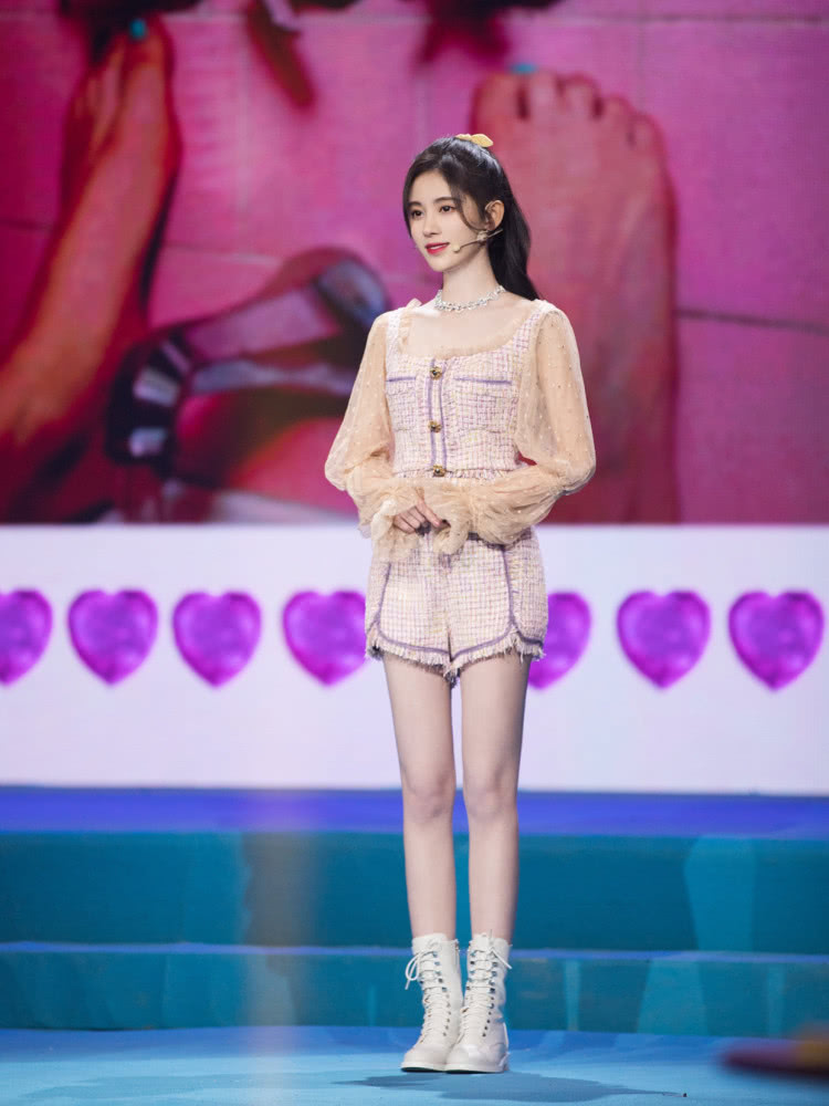 159CM鞠婧祎身穿小香风套装,轻松显高10CM?