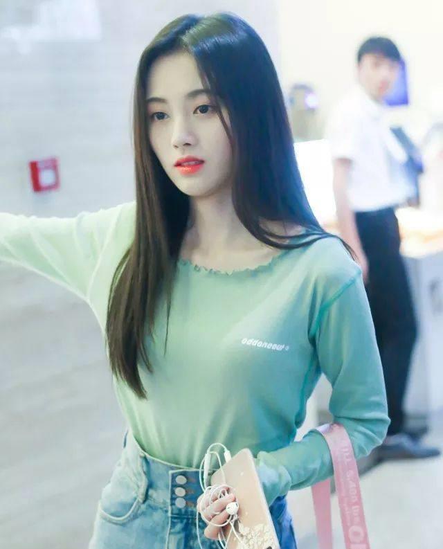 24岁鞠婧祎晒照身材很凸凹！这难道是二次发育？