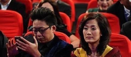 48岁著名主持人，靠第一任妻子出道，如今走红抛弃妻子爱新欢