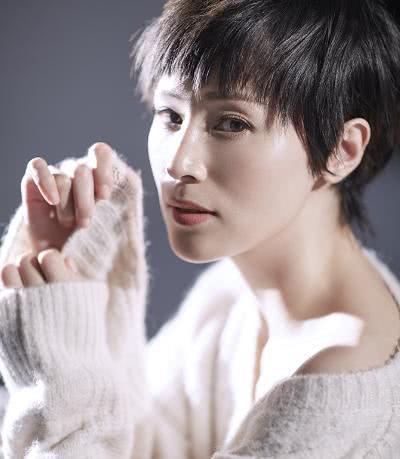 她是《步步惊心》里八福晋,一副不起眼的耳钉,也能彰显非凡气质