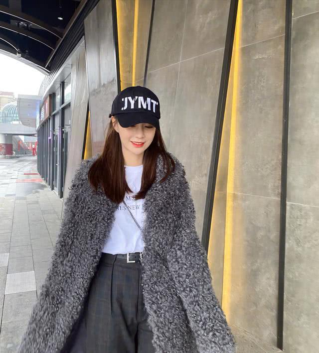 沈梦辰挑战立扫把,和狗狗一起出境,身穿姜黄色针织衫太好看