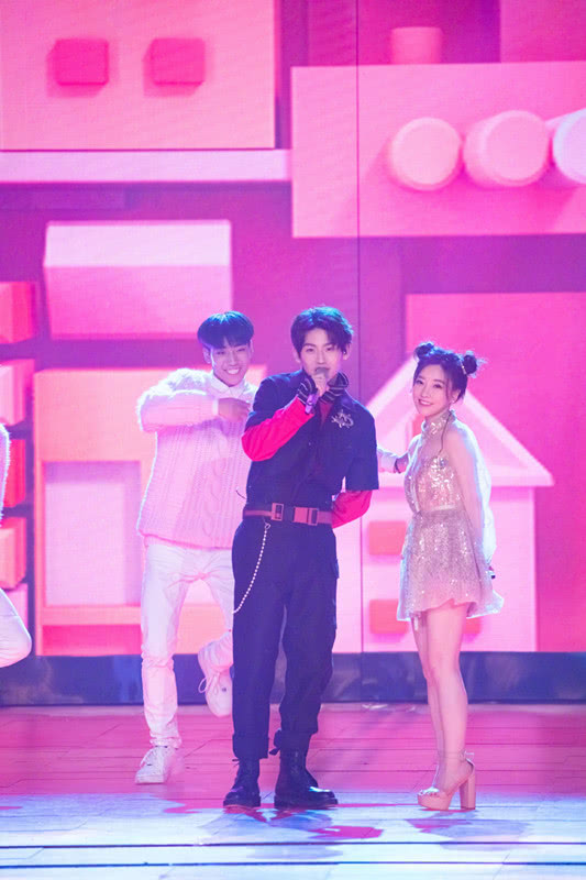 冯提莫将头发直接放下来，简单又有淑女范！