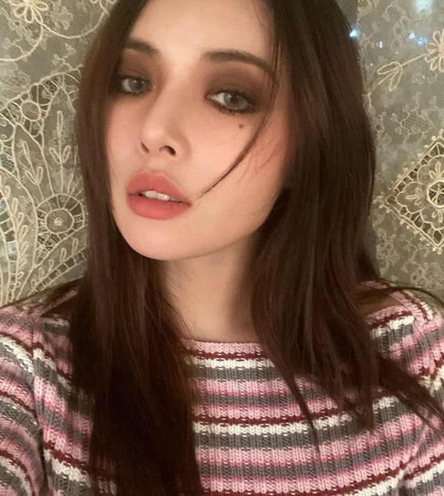 泫雅带红彩虹风后还想带红熊猫妆，穿搭素净真不像是小野马