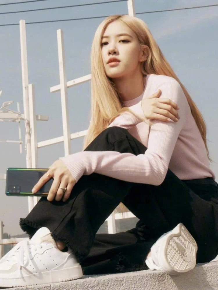 BLACKPINK大片来袭，仗着女团身材穿针织衫，却不告诉ROSE！